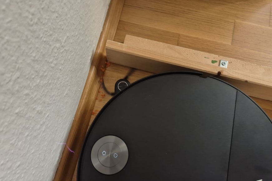 MOVA S70 Roller mit ausgefahrener Seitenbürste am Wandwinkel einer Zimmerecke